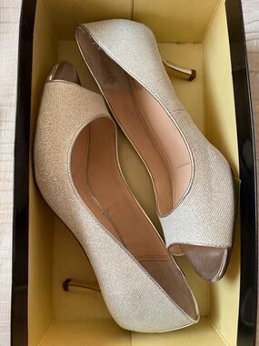 NIB LMiller peep toe kitten heels. Size 6